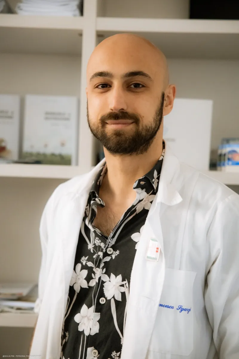 Francesco Sgarzi, biologo nutrizionista, nel suo studio